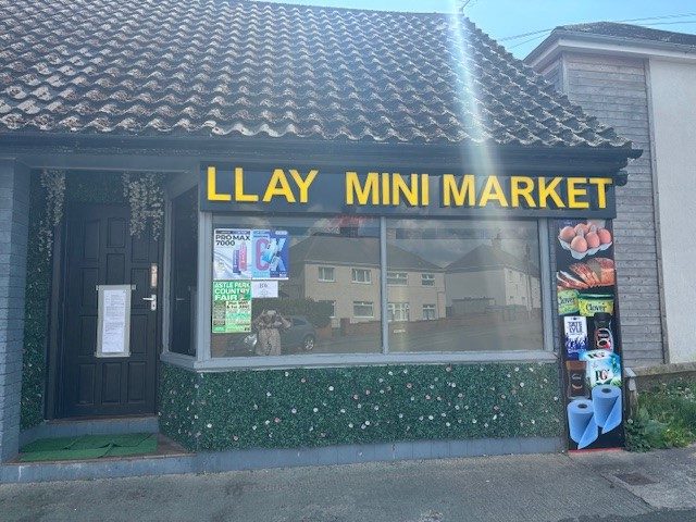 Siop gyfleustra a siop barbwr yn Llai yn cael eu cau gan Safonau Masnach am werthu tybaco a fêps anghyfreithlon