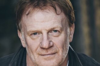 Mark Lewis Jones yw llywydd yr ŵyl
