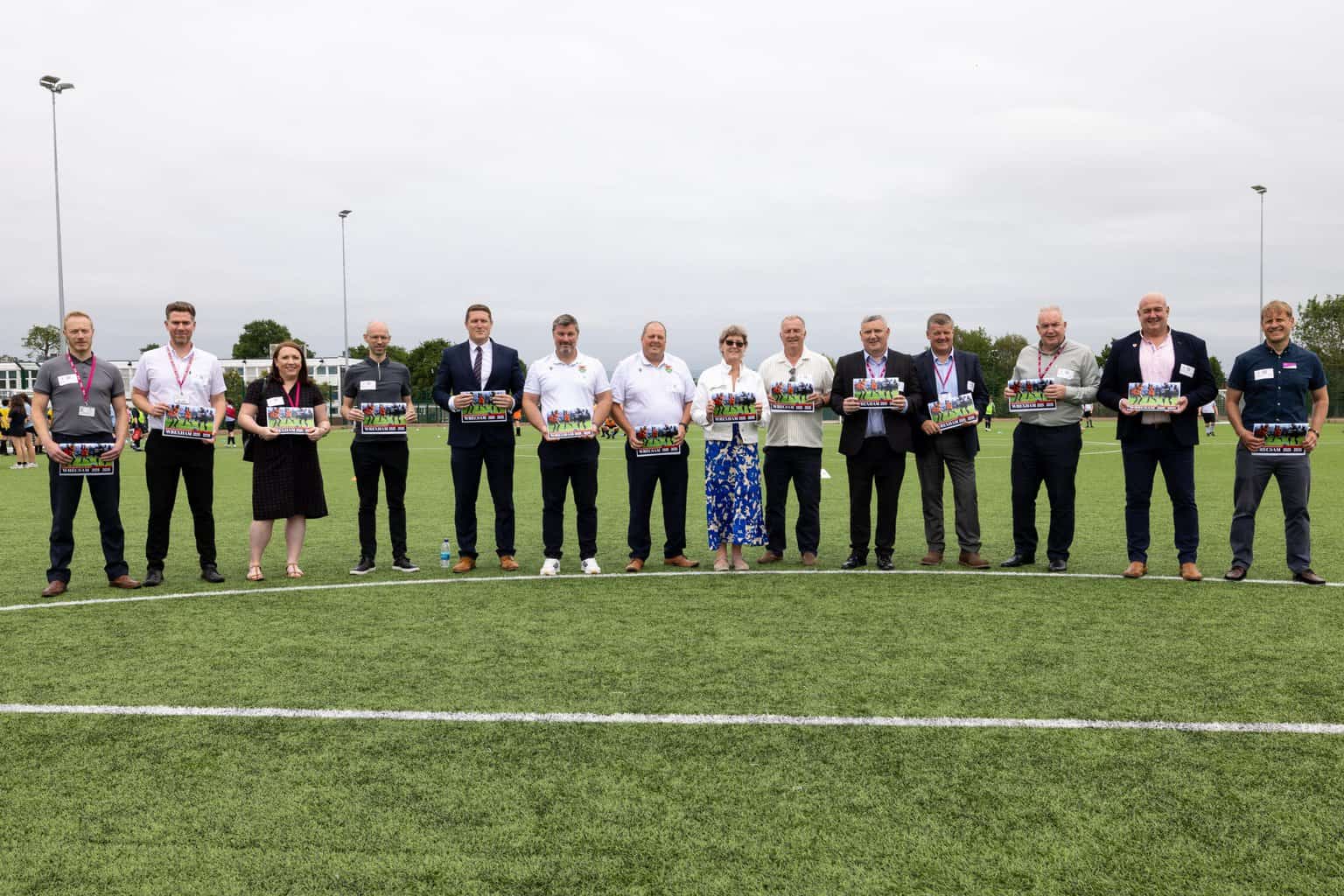 Strategaeth uchelgeisiol newydd yn elwa cymunedau Wrecsam sy'n caru pêl-droed