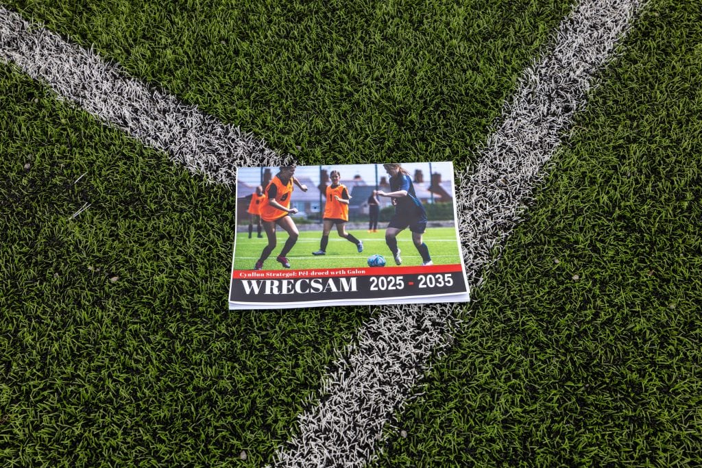 Strategaeth uchelgeisiol newydd yn elwa cymunedau Wrecsam sy'n caru pêl-droed