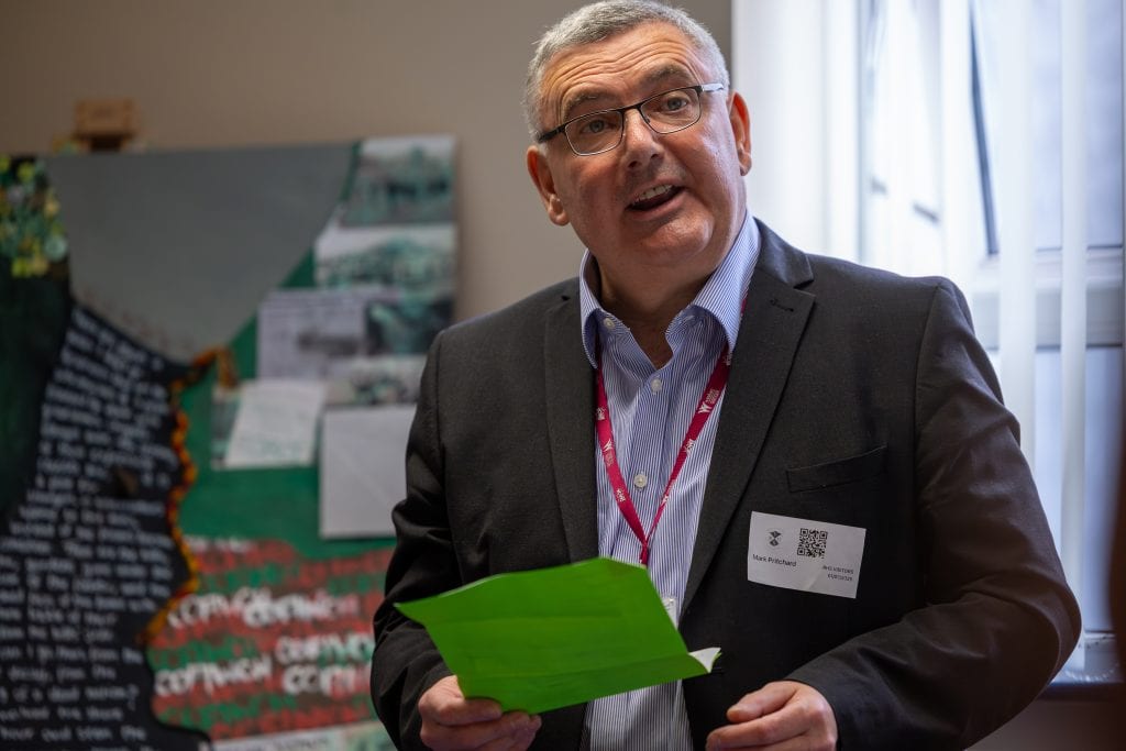 Strategaeth uchelgeisiol newydd yn elwa cymunedau Wrecsam sy'n caru pêl-droed