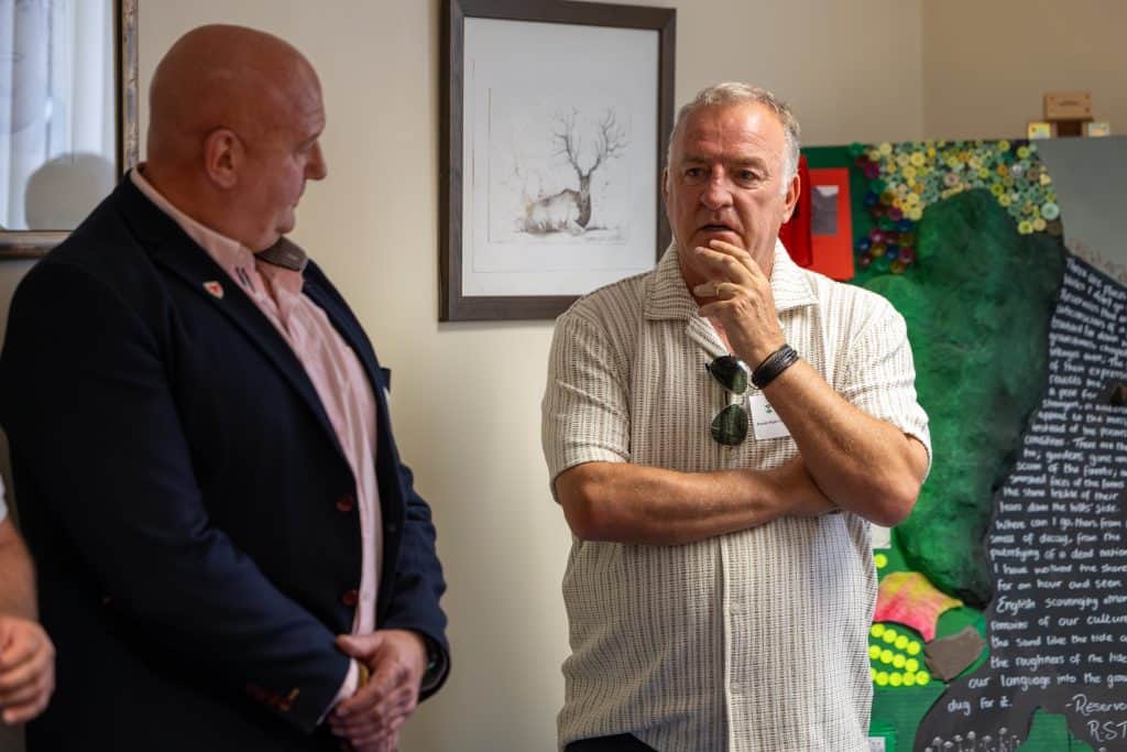 Strategaeth uchelgeisiol newydd yn elwa cymunedau Wrecsam sy'n caru pêl-droed