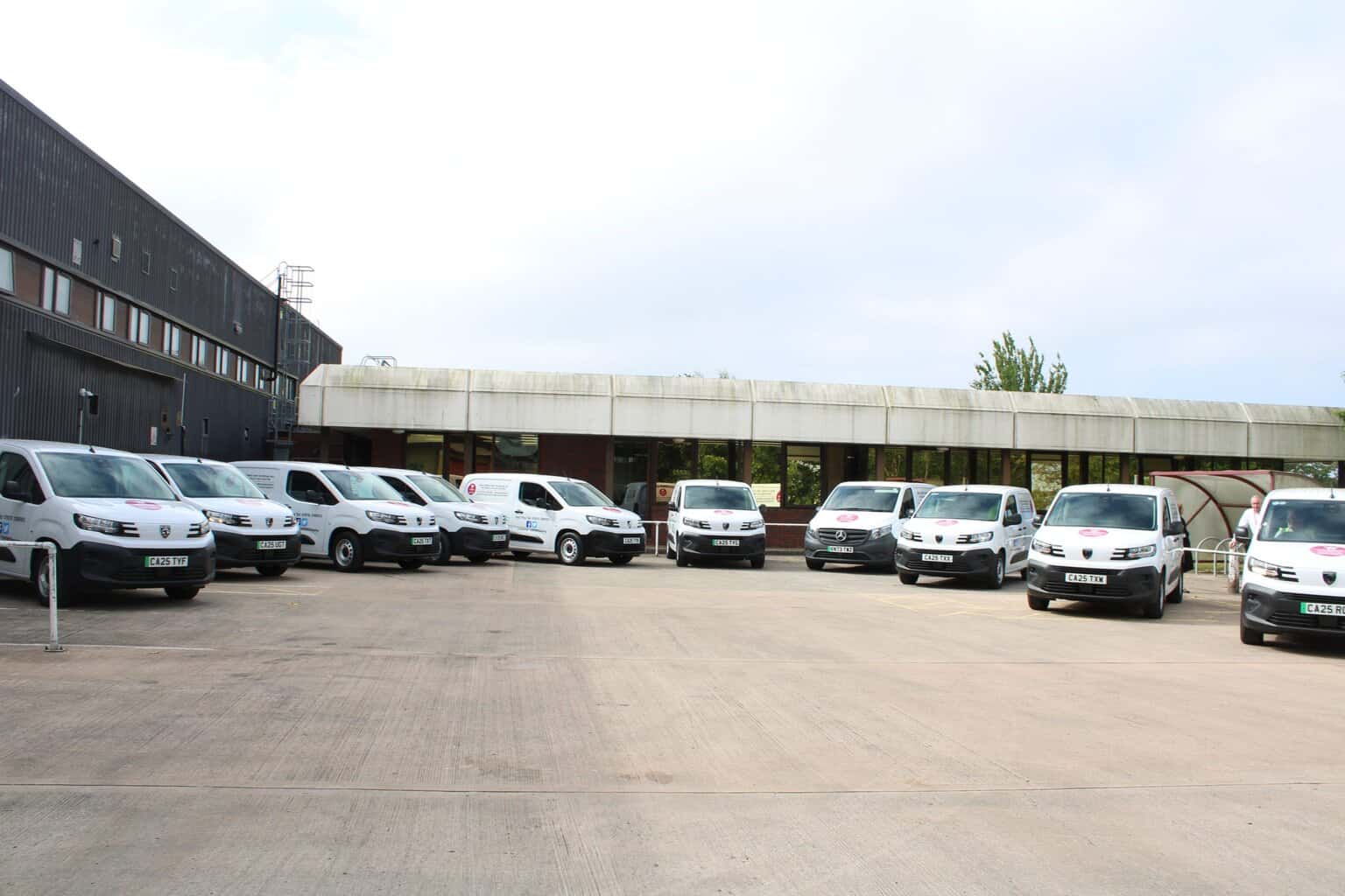 Mae Adran Dai Cyngor Wrecsam wedi ychwanegu 11 cerbyd trydan newydd at ei fflyd