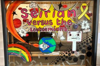 Celf ffenestr cartŵn llachar gan 'PaintedCreations by ME' (Michelle Edwards) ar gyfer arddangosfa 'Seirian versus the Leukamians' yn Nhŷ Pawb, Wrecsam