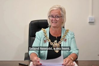 GWYLIWCH: Rydyn ni’n dymuno lwc dda i chi gyda'ch gêm bêl-droed gyntaf erioed yn Seland Newydd...