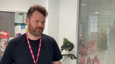 Ydych chi’n weithiwr cymdeithasol sydd newydd gymhwyso? Dechreuwch eich gyrfa yn Wrecsam