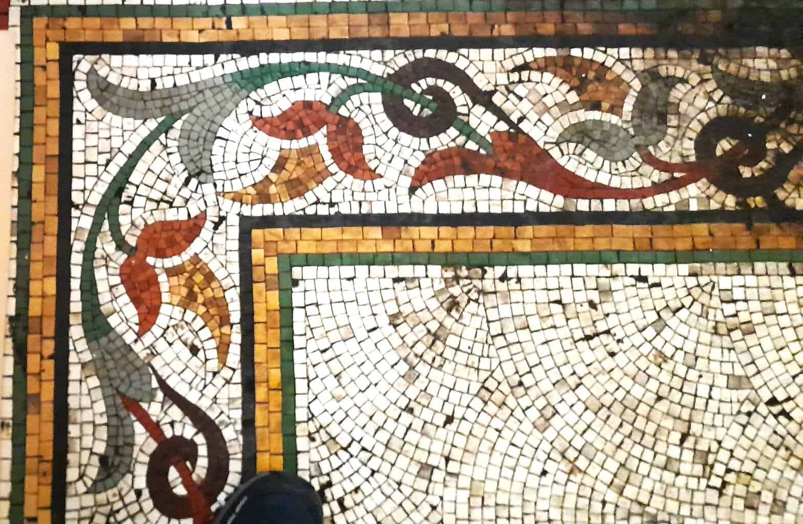 Hanes cudd wedi'i ddatgelu! Mae nodwedd goll o adeilad rhestredig Gradd II yn Wrecsam yn ysbrydoli logo newydd.