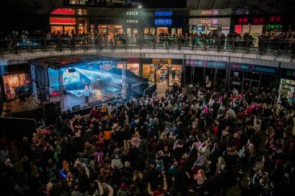 Torf yn Nôl yr Eryrod ar gyfer Cynnau'r Goleuadau Nadolig yn Wrecsam.