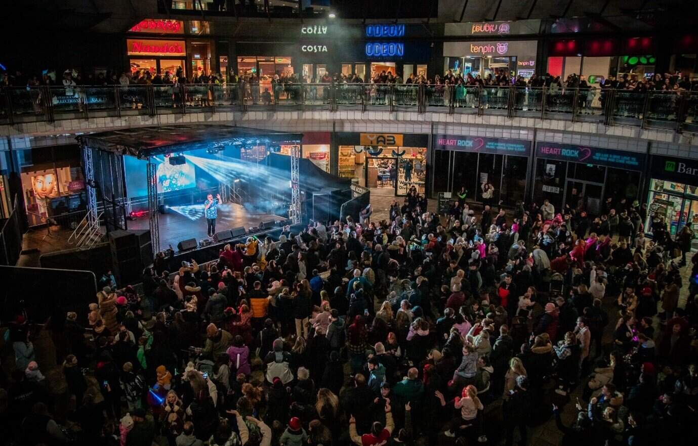 Torf yn Nôl yr Eryrod ar gyfer Cynnau'r Goleuadau Nadolig yn Wrecsam.