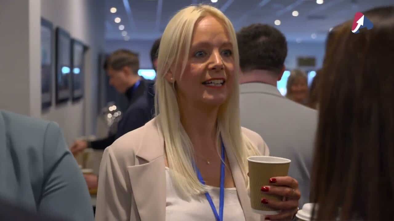 Gweithwyr busnes proffesiynol yn dod at ei gilydd i ddyrchafu Wrecsam