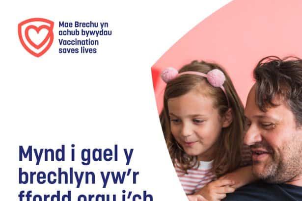 Mae rhieni y collodd eu plant y brechlyn ffliw yn yr ysgol yn cael eu hannog i fanteisio ar y cynnig, wrth i achosion o ffliw yng Nghymru barhau ar gynnydd