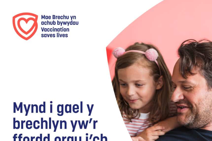 Mae rhieni y collodd eu plant y brechlyn ffliw yn yr ysgol yn cael eu hannog i fanteisio ar y cynnig, wrth i achosion o ffliw yng Nghymru barhau ar gynnydd.