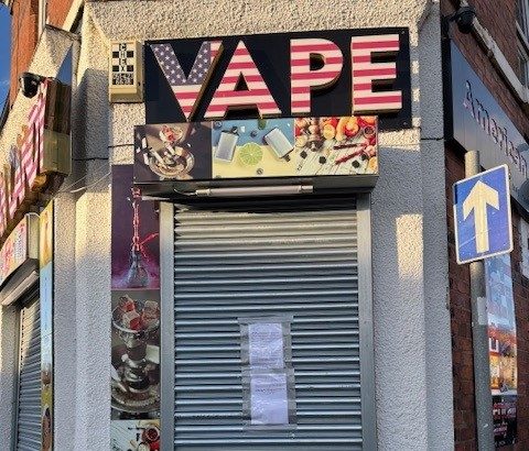 Safonau Masnach yn dal i roi pwysau ar werthwyr tybaco a fêps anghyfreithlon yn Wrecsam