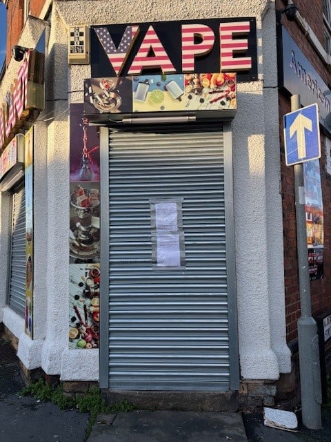 Safonau Masnach yn dal i roi pwysau ar werthwyr tybaco a fêps anghyfreithlon yn Wrecsam