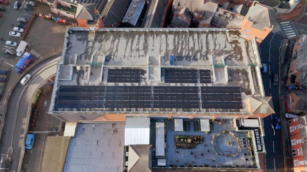 Tŷ Pawb yn bweru i'r dyfodol wrth i baneli solar newydd fynd yn fyw