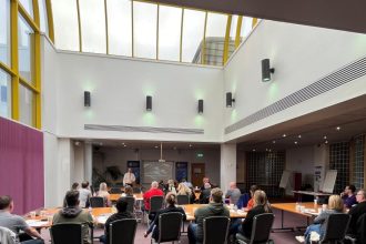 Busnesau Gogledd Cymru yn cael eu hannog i archebu lle mewn digwyddiad atal trosedd yn Wrecsam