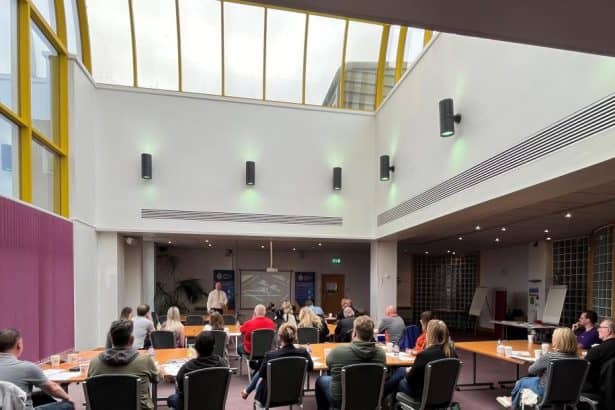 Busnesau Gogledd Cymru yn cael eu hannog i archebu lle mewn digwyddiad atal trosedd yn Wrecsam