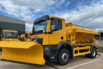 Mae rhybudd tywydd melyn am eira a rhew ar waith ar hyn o bryd yn Wrecsam.