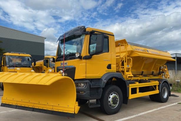 Mae rhybudd tywydd melyn am eira a rhew ar waith ar hyn o bryd yn Wrecsam.