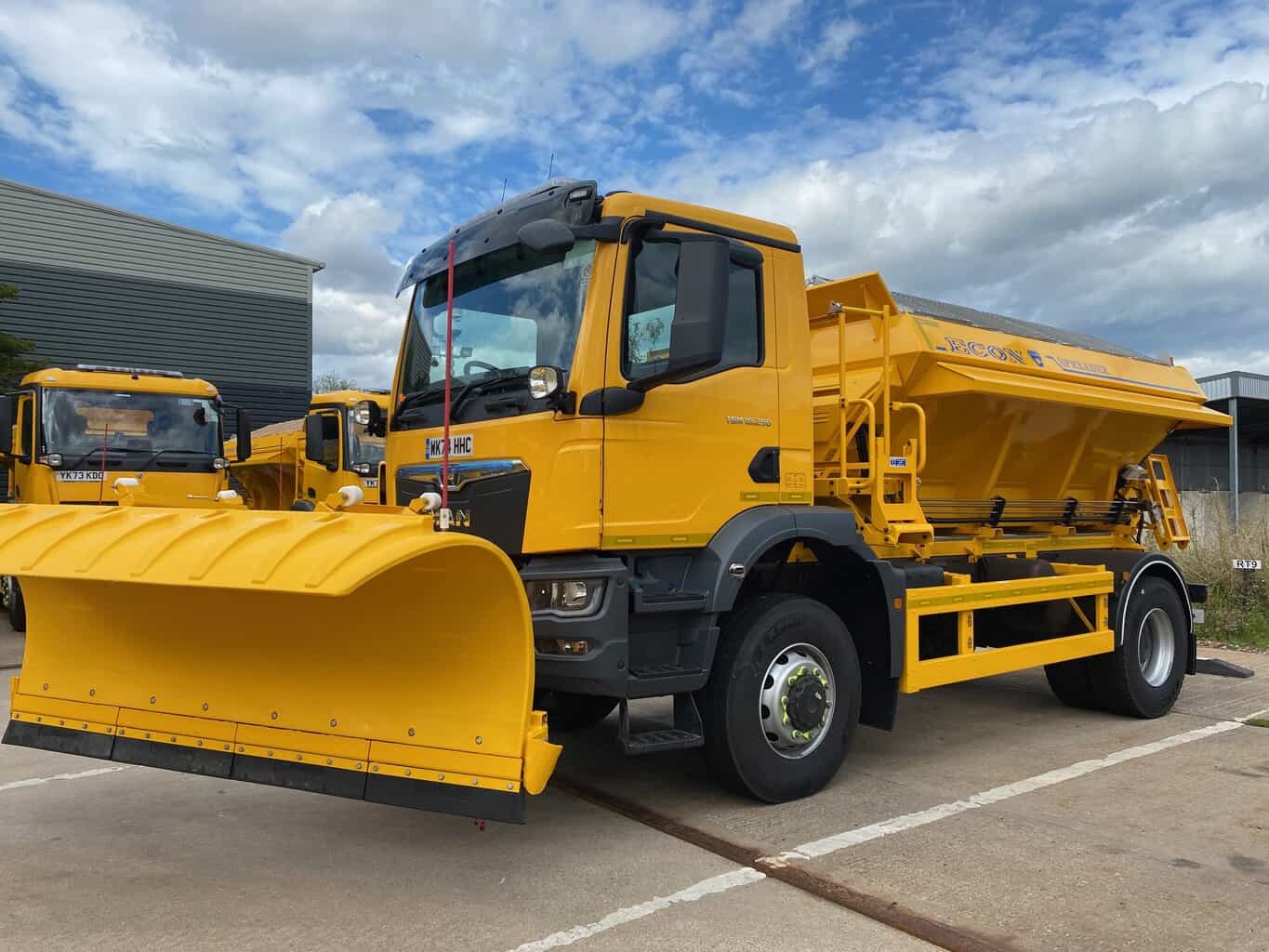 Mae rhybudd tywydd melyn am eira a rhew ar waith ar hyn o bryd yn Wrecsam.