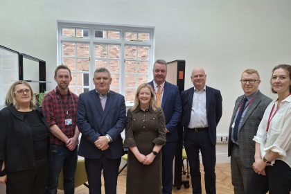 Gweinidog Llywodraeth Cymru, Jayne Bryant AoS, yn ymweld â'r Hyb Creadigol newydd yn Wrecsam