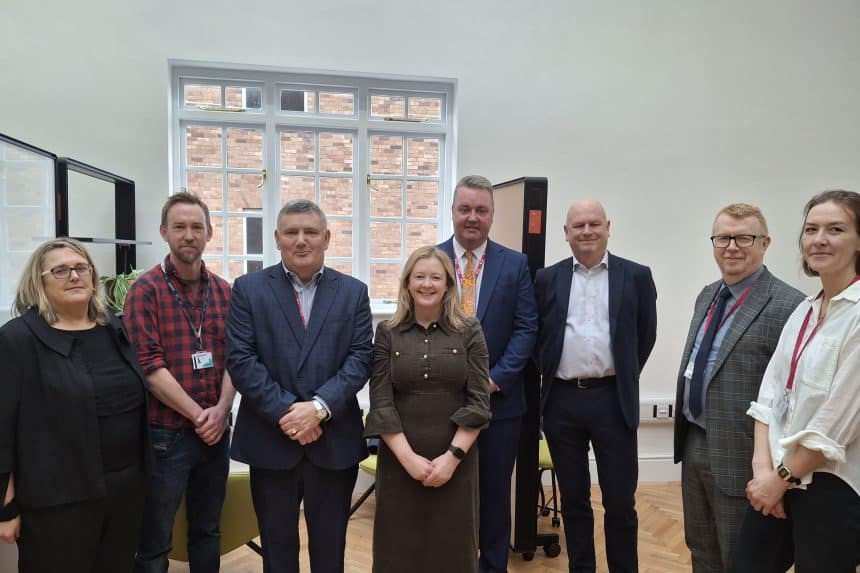 Gweinidog Llywodraeth Cymru, Jayne Bryant AoS, yn ymweld â'r Hyb Creadigol newydd yn Wrecsam