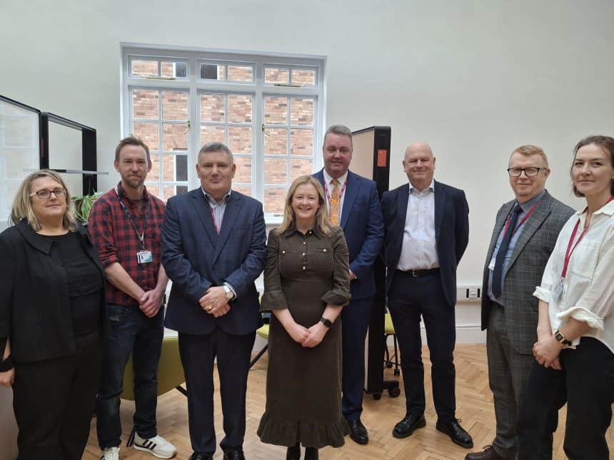 Gweinidog Llywodraeth Cymru, Jayne Bryant AoS, yn ymweld â'r Hyb Creadigol newydd yn Wrecsam