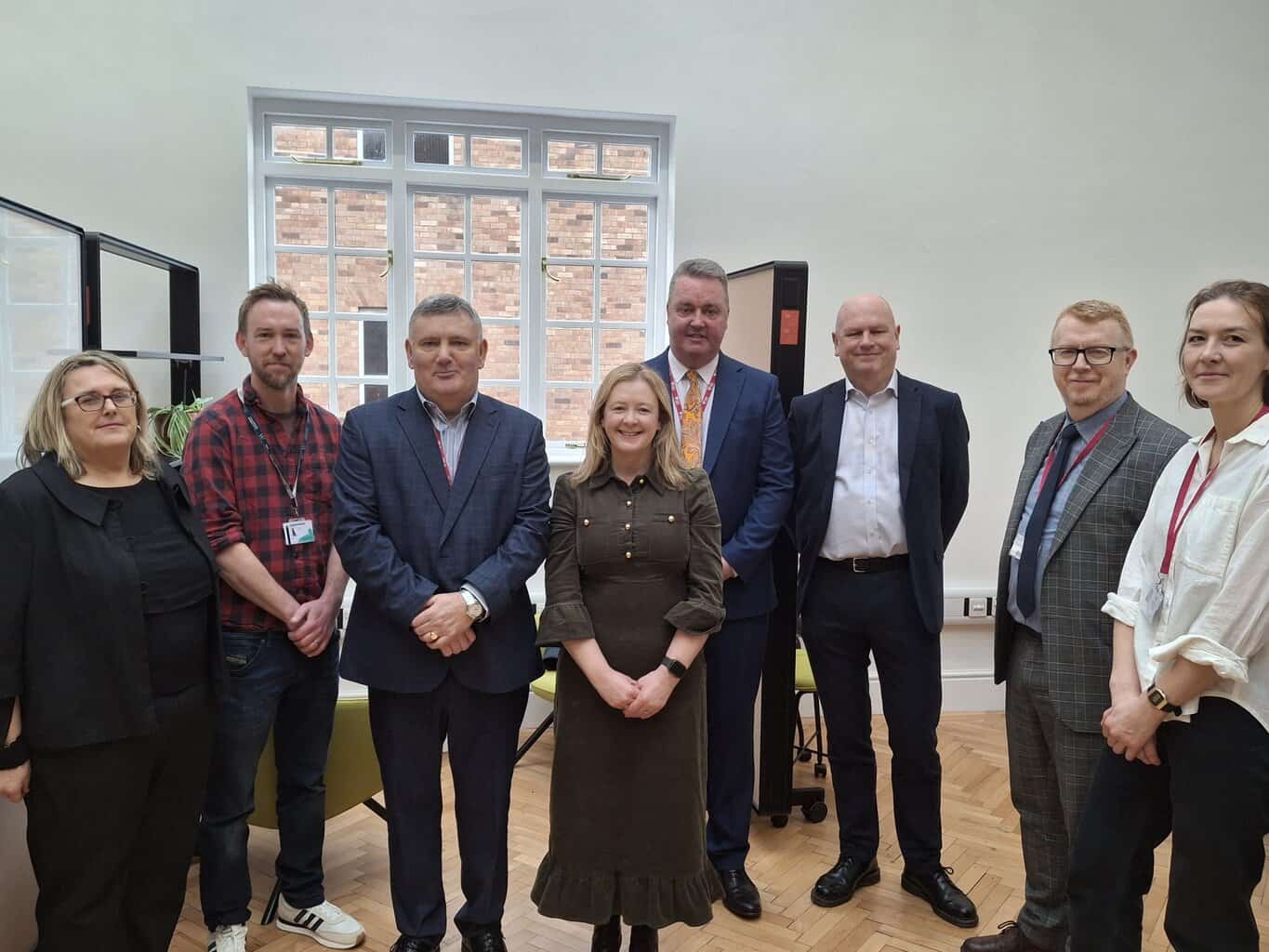Gweinidog Llywodraeth Cymru, Jayne Bryant AoS, yn ymweld â'r Hyb Creadigol newydd yn Wrecsam