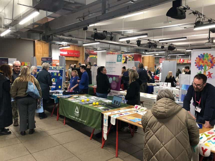 Digwyddiad Heneiddio'n Dda Llwyddiannus yn dod â chymuned Wrecsam at ei gilydd
