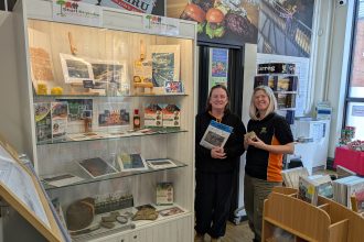 300 miliwn o flynyddoedd o hanes Wrecsam mewn arddangosfa yn y Ganolfan Gwybodaeth i Ymwelwyr