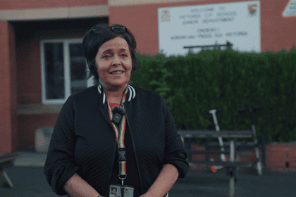 Cynllun peilot 'Strydoedd Ysgol' wedi'i ymestyn ar ôl arwyddion cynnar calonogol