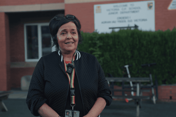 Cynllun peilot 'Strydoedd Ysgol' wedi'i ymestyn ar ôl arwyddion cynnar calonogol