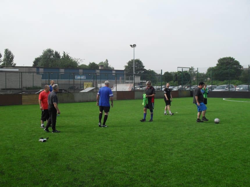 Pêl-droed dan Gerdded - cam tuag at drawsnewid iechyd sydd wedi bod yn ‘achubiaeth' 