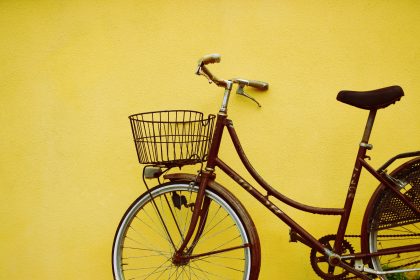 Cynllun newydd yn ceisio gwella mynediad i'r stryd fawr mewn pentref ym Mwrdeistref Sirol Wrecsam