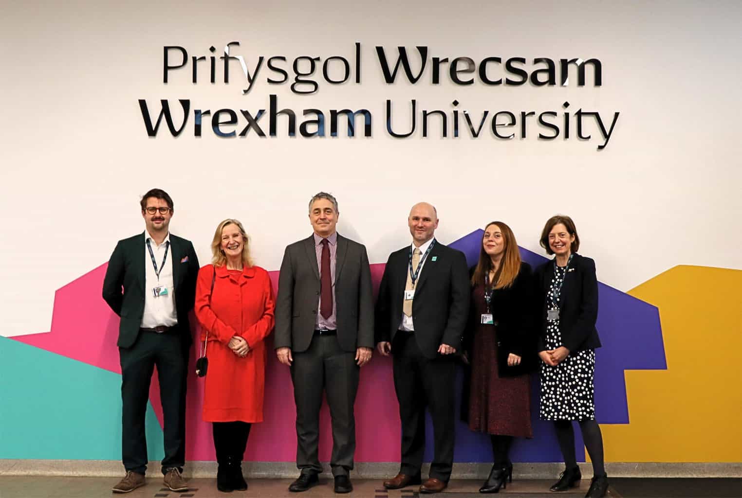 Prifysgol Wrecsam yn dathlu carreg filltir ymchwil fawr