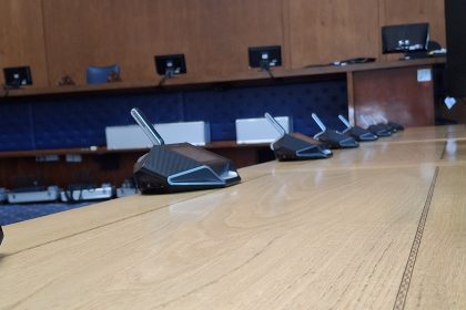 Allech chi fod yn aelod nesaf o bwyllgor annibynnol Cyngor Wrecsam?