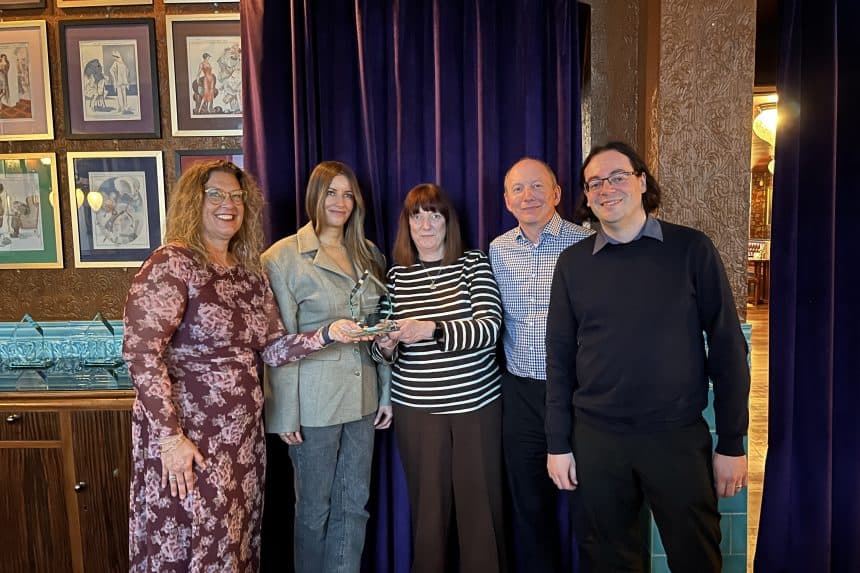 Cyngor Wrecsam yn ennill Gwobr Llywodraeth Ddigidol y DU