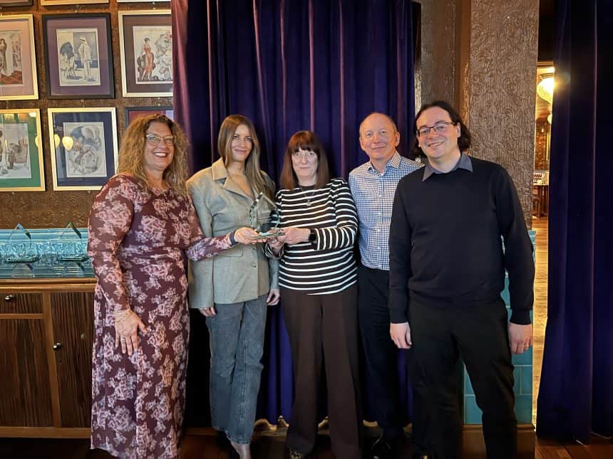 Cyngor Wrecsam yn ennill Gwobr Llywodraeth Ddigidol y DU