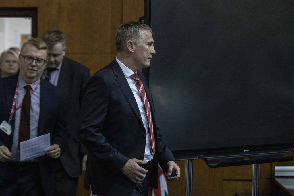 LLUNIAU: Rheolwr Wrecsam, Phil Parkinson, yn derbyn Rhyddid y Fwrdeistref Sirol