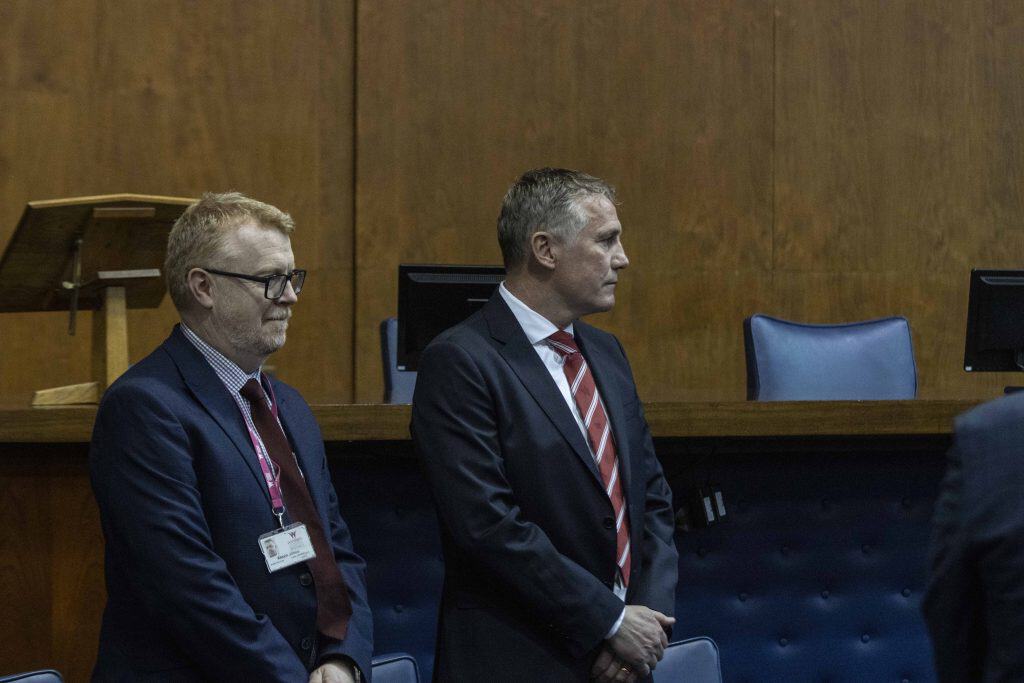 LLUNIAU: Rheolwr Wrecsam, Phil Parkinson, yn derbyn Rhyddid y Fwrdeistref Sirol