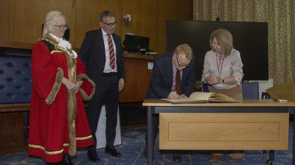 LLUNIAU: Rheolwr Wrecsam, Phil Parkinson, yn derbyn Rhyddid y Fwrdeistref Sirol