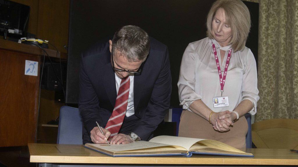 LLUNIAU: Rheolwr Wrecsam, Phil Parkinson, yn derbyn Rhyddid y Fwrdeistref Sirol