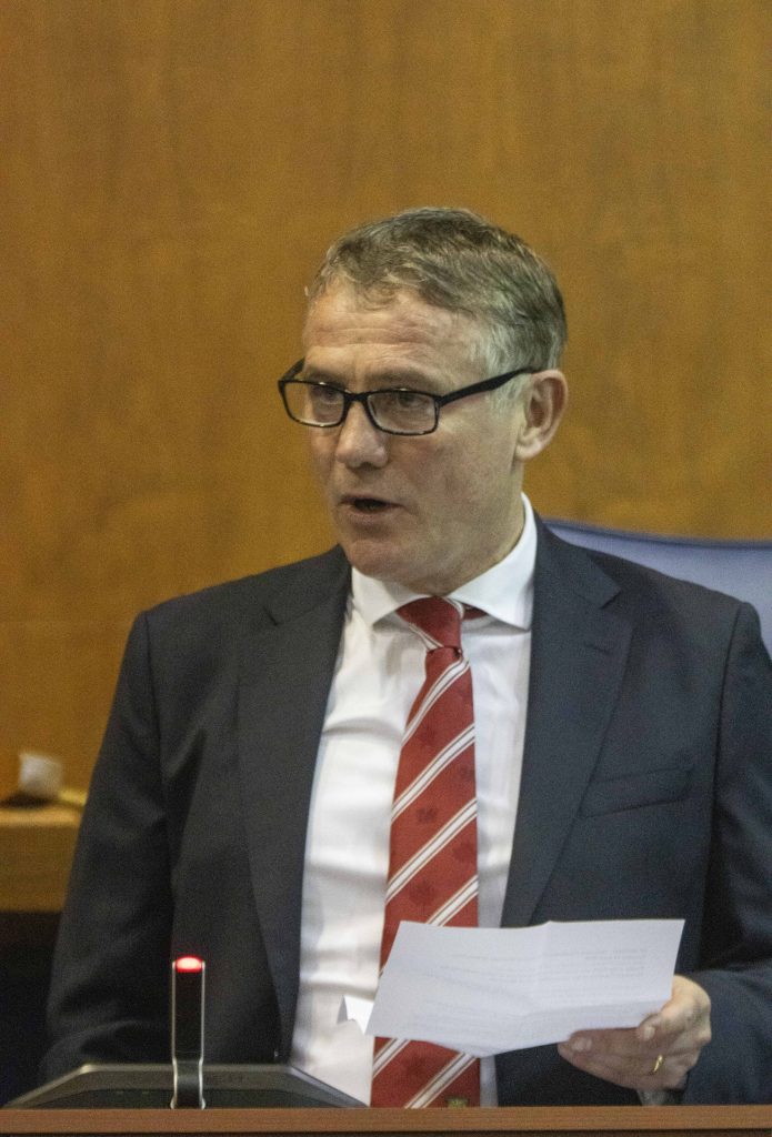 LLUNIAU: Rheolwr Wrecsam, Phil Parkinson, yn derbyn Rhyddid y Fwrdeistref Sirol