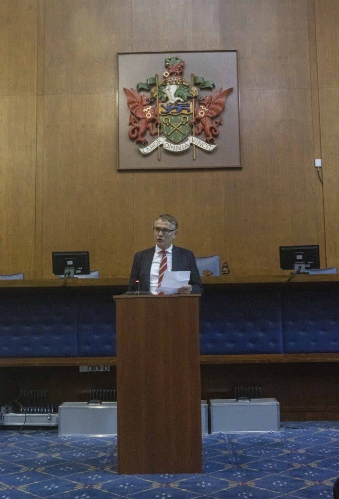 LLUNIAU: Rheolwr Wrecsam, Phil Parkinson, yn derbyn Rhyddid y Fwrdeistref Sirol