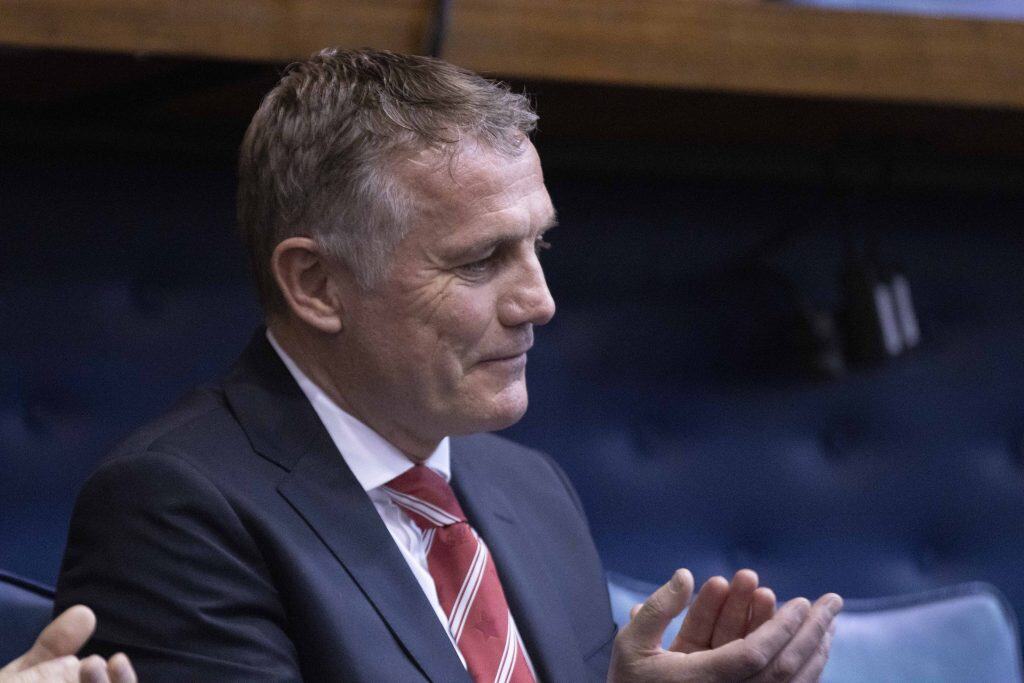 LLUNIAU: Rheolwr Wrecsam, Phil Parkinson, yn derbyn Rhyddid y Fwrdeistref Sirol
