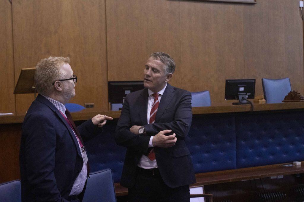 LLUNIAU: Rheolwr Wrecsam, Phil Parkinson, yn derbyn Rhyddid y Fwrdeistref Sirol