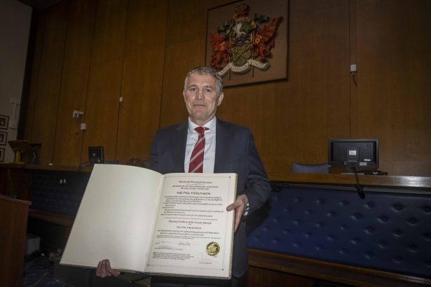 LLUNIAU: Rheolwr Wrecsam, Phil Parkinson, yn derbyn Rhyddid y Fwrdeistref Sirol