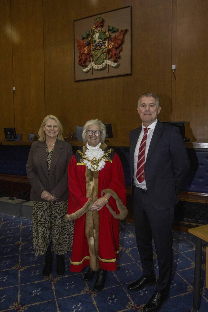 LLUNIAU: Rheolwr Wrecsam, Phil Parkinson, yn derbyn Rhyddid y Fwrdeistref Sirol