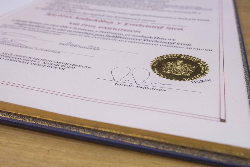 LLUNIAU: Rheolwr Wrecsam, Phil Parkinson, yn derbyn Rhyddid y Fwrdeistref Sirol