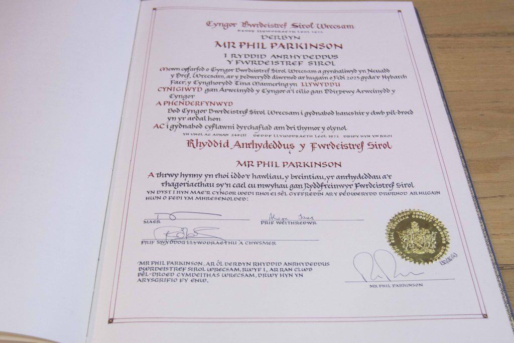 LLUNIAU: Rheolwr Wrecsam, Phil Parkinson, yn derbyn Rhyddid y Fwrdeistref Sirol